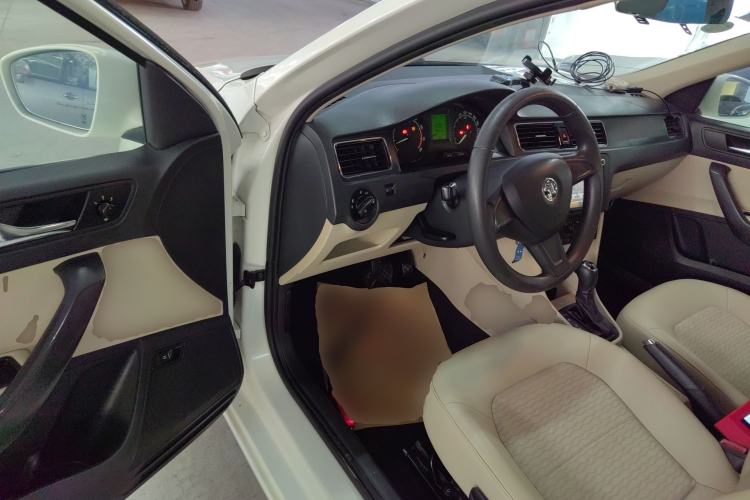 Used Skoda Rapid 2015 1.6L Automatic Smart Selection Model
