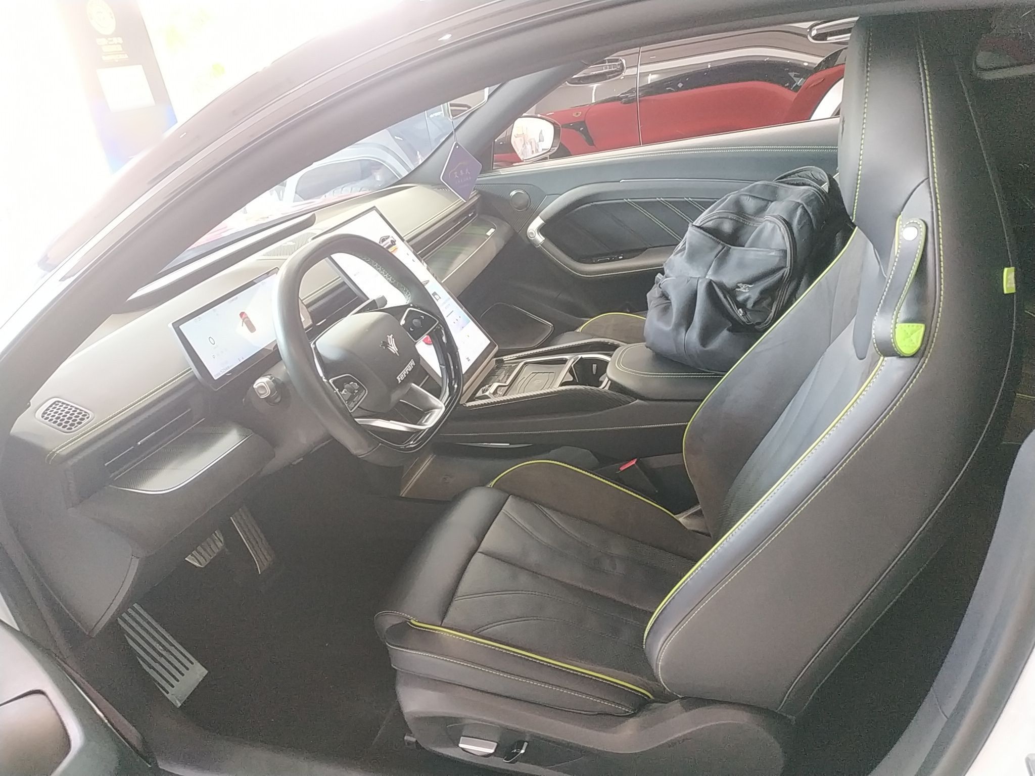 المقاعد الأمامية داخل السيارة