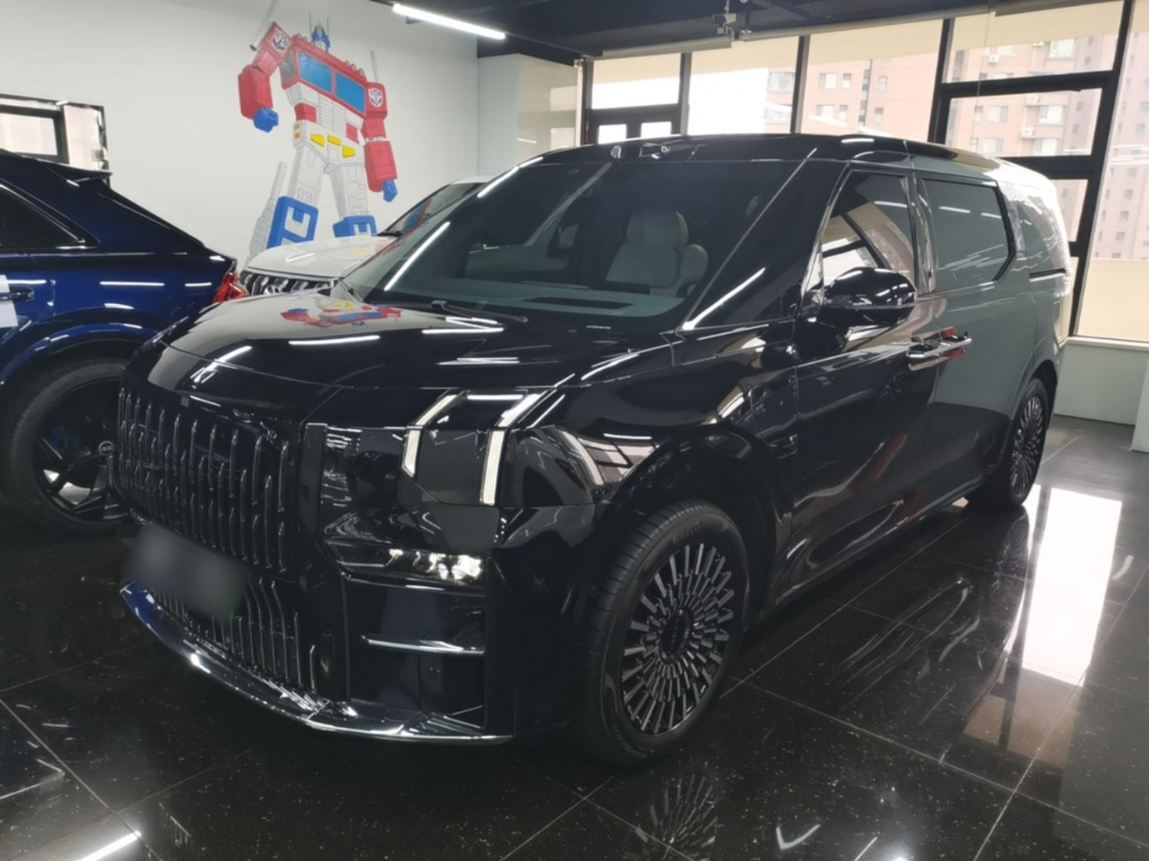 Под передней частью автомобиля