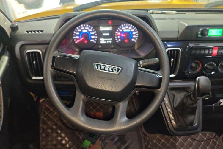 Used Iveco Daily 2023 2.5T A35M1 Multi-Purpose Passenger Vehicle Short Wheelbase Low Roof Single-Tire Side-Sliding Door Automatic Transmission
