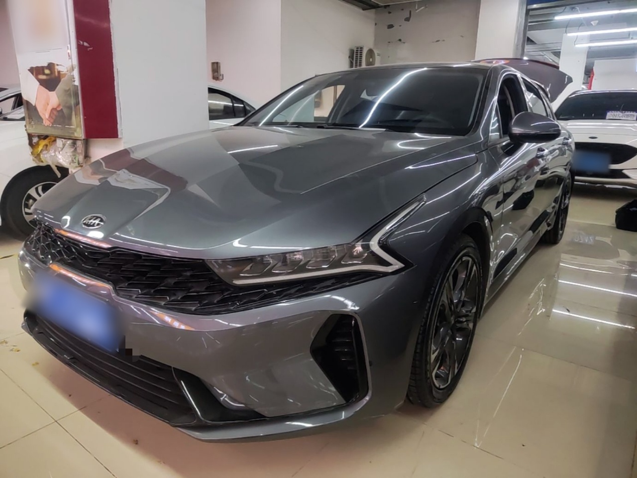 Под передней частью автомобиля