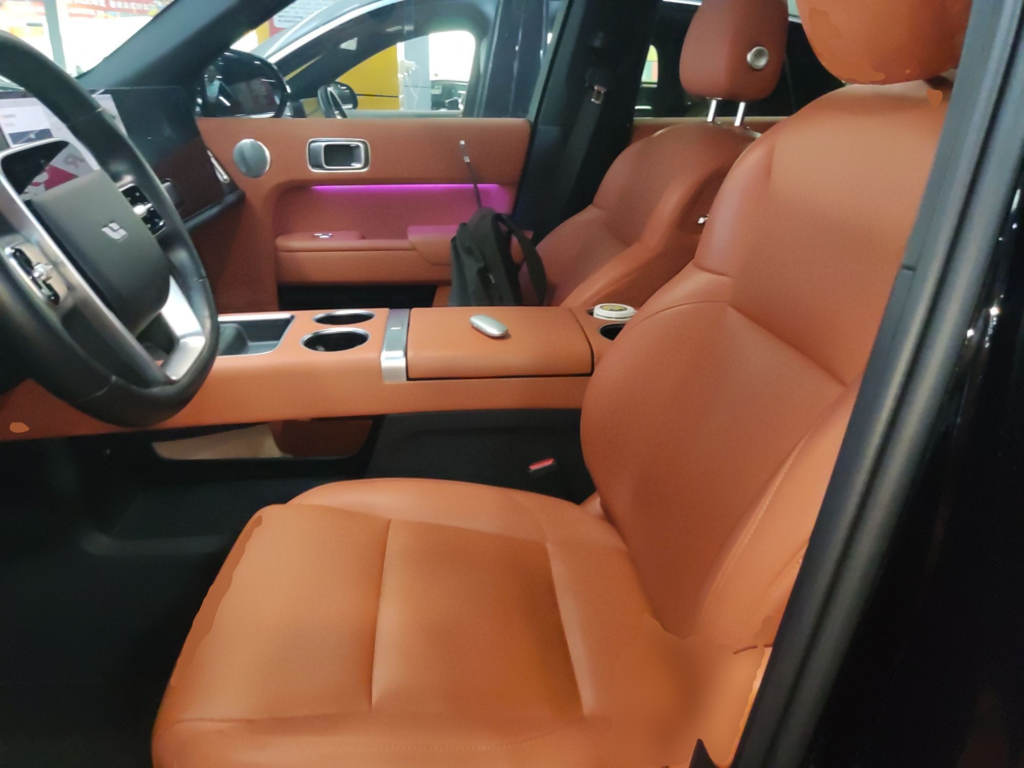 المقاعد الأمامية داخل السيارة