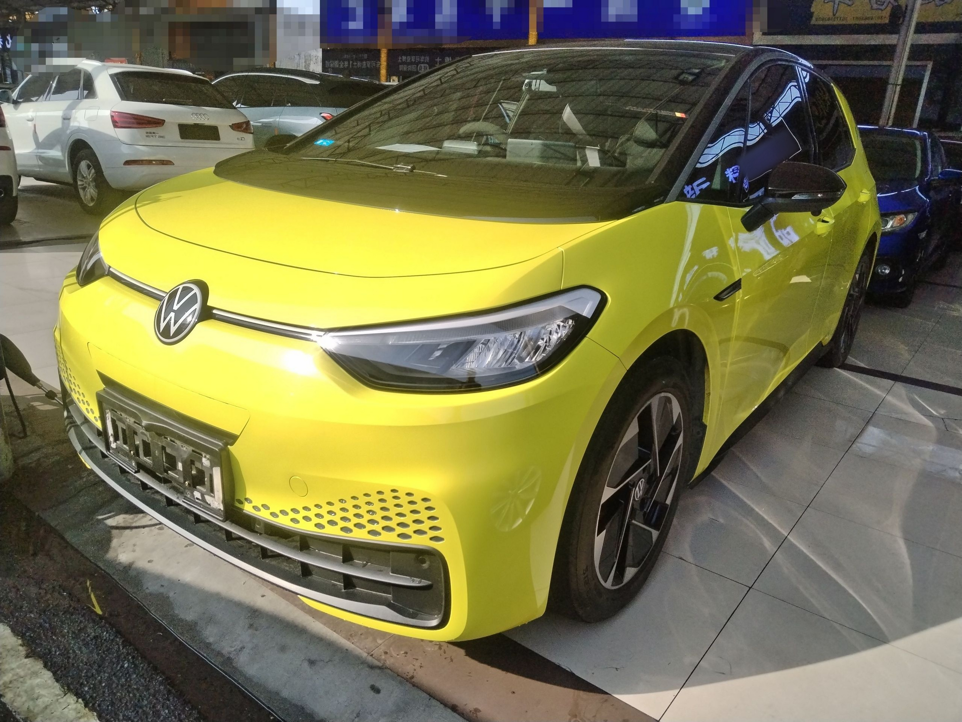 تحت مقدمة السيارة