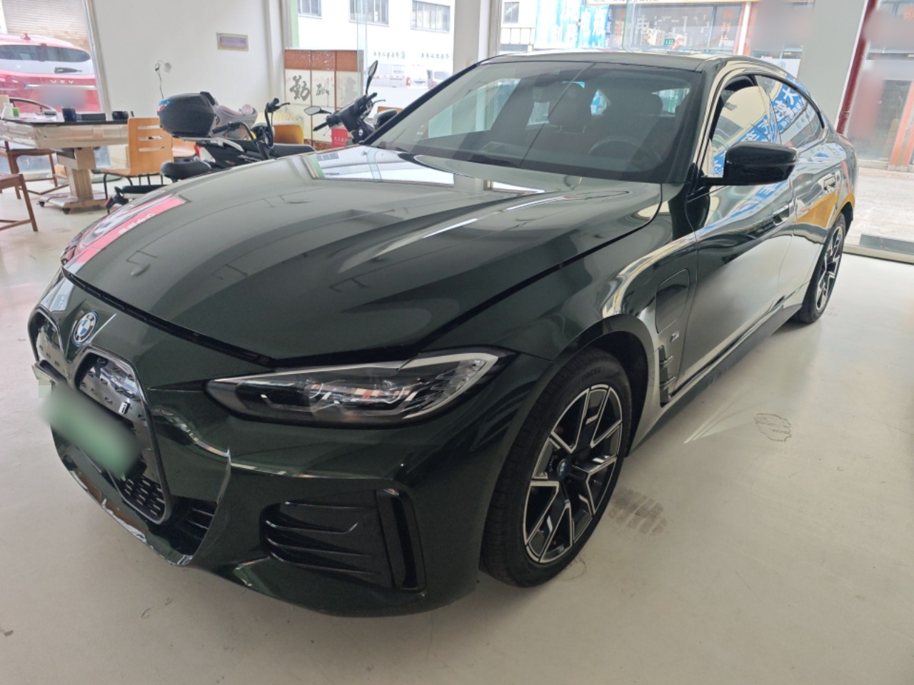 Под передней частью автомобиля