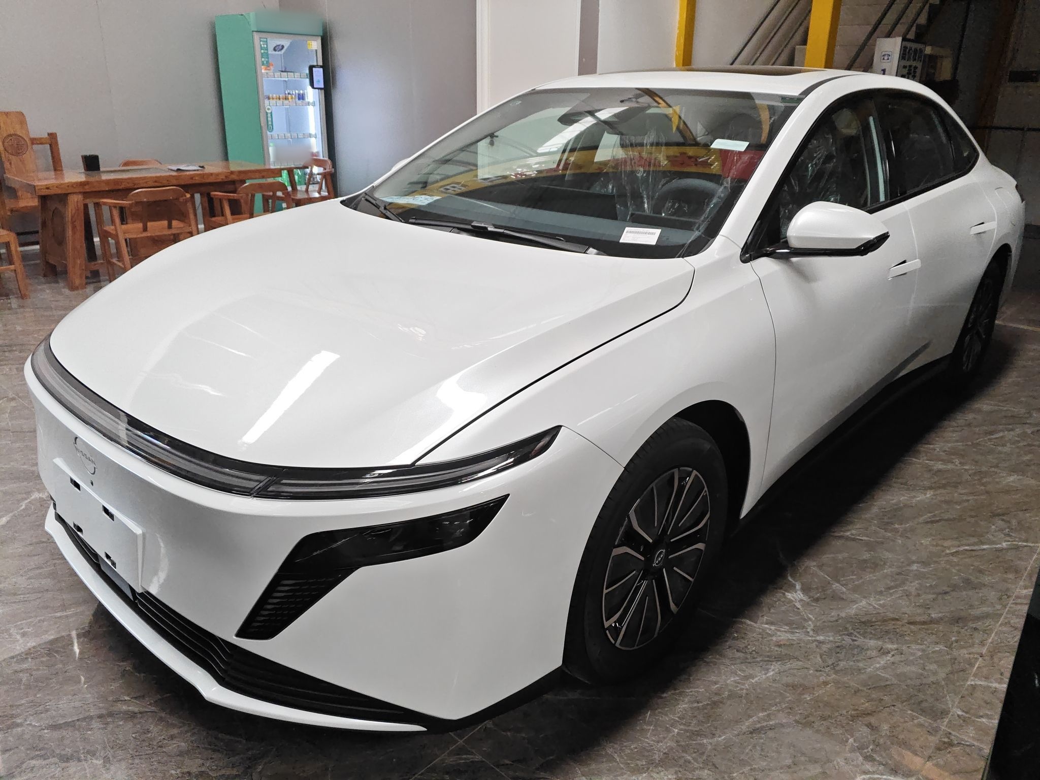 تحت مقدمة السيارة