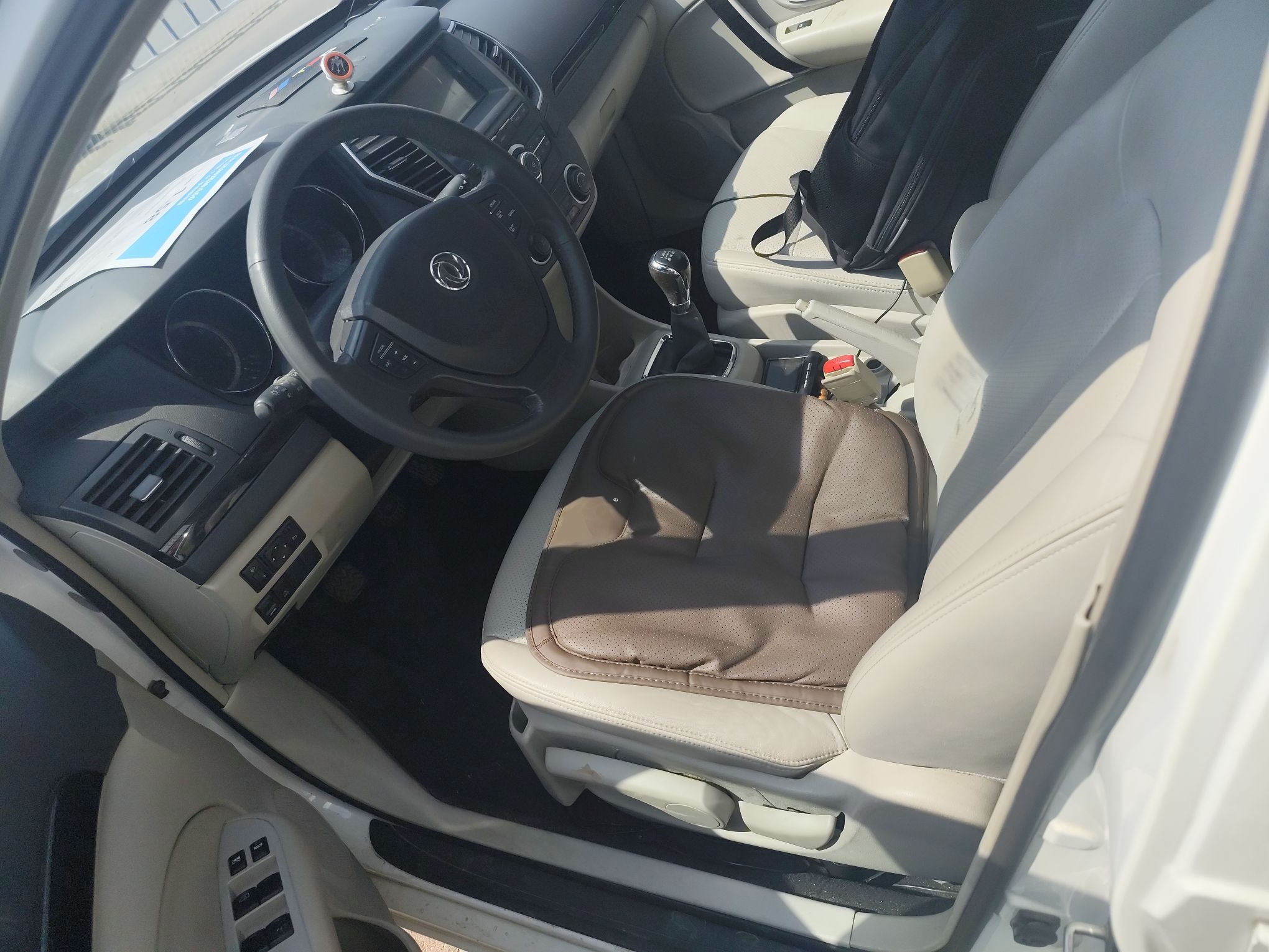 المقاعد الأمامية داخل السيارة