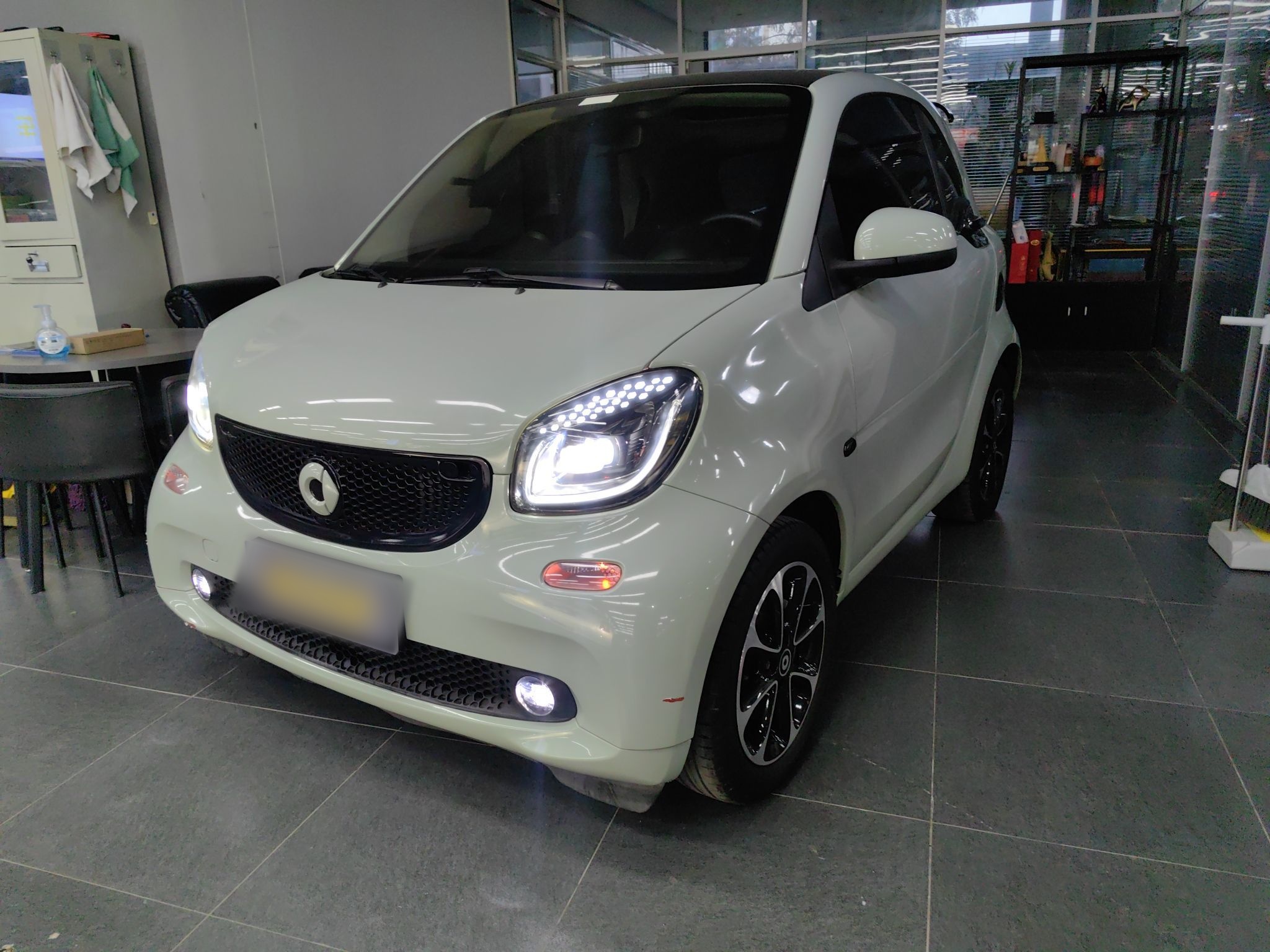 Под передней частью автомобиля