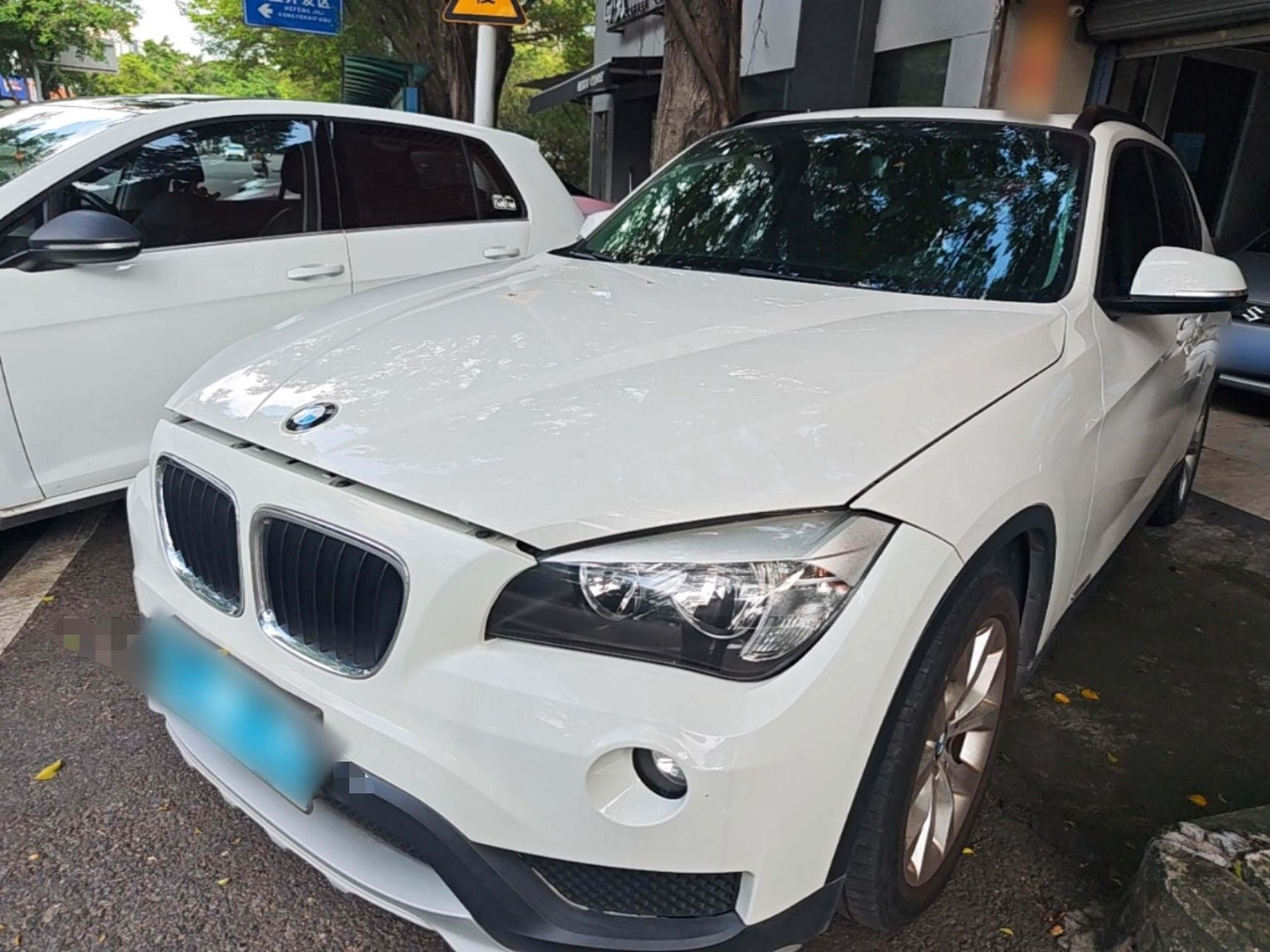 Unter der Vorderseite des Autos