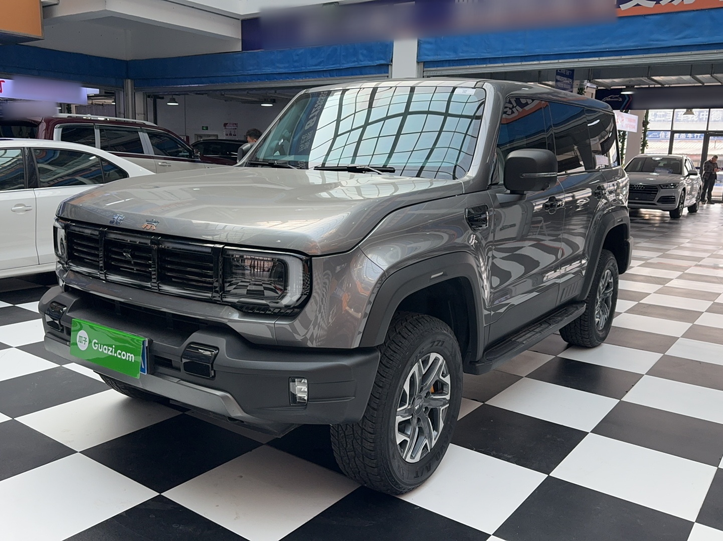 تحت مقدمة السيارة