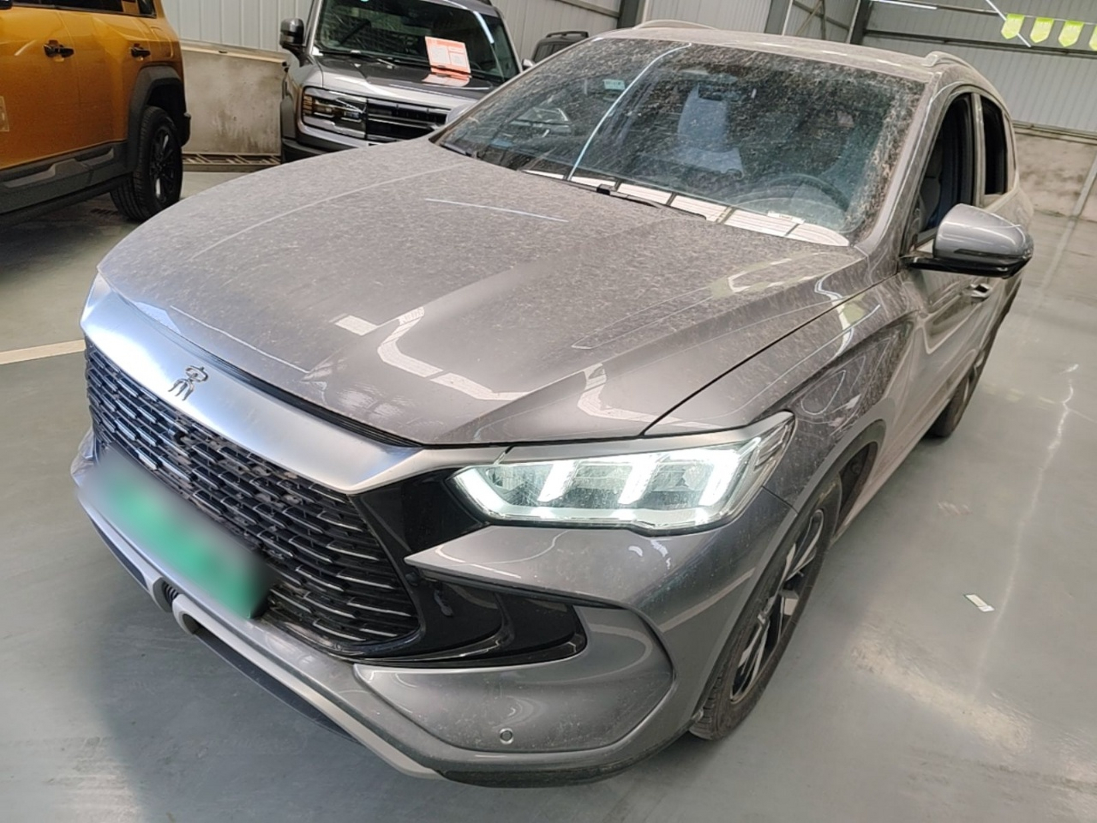 Под передней частью автомобиля