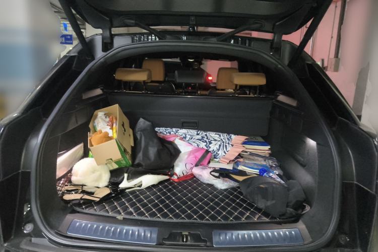 Used Land Rover Range Velar 2023 250 PS Ebony Black Limited Edition Trunk