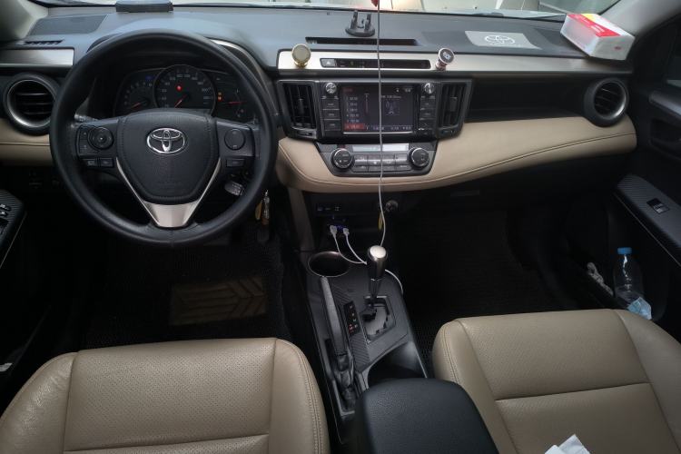 Used Toyota RAV4 2013 2.0L CVT Four-Wheel Drive Fashion Edition Center Console