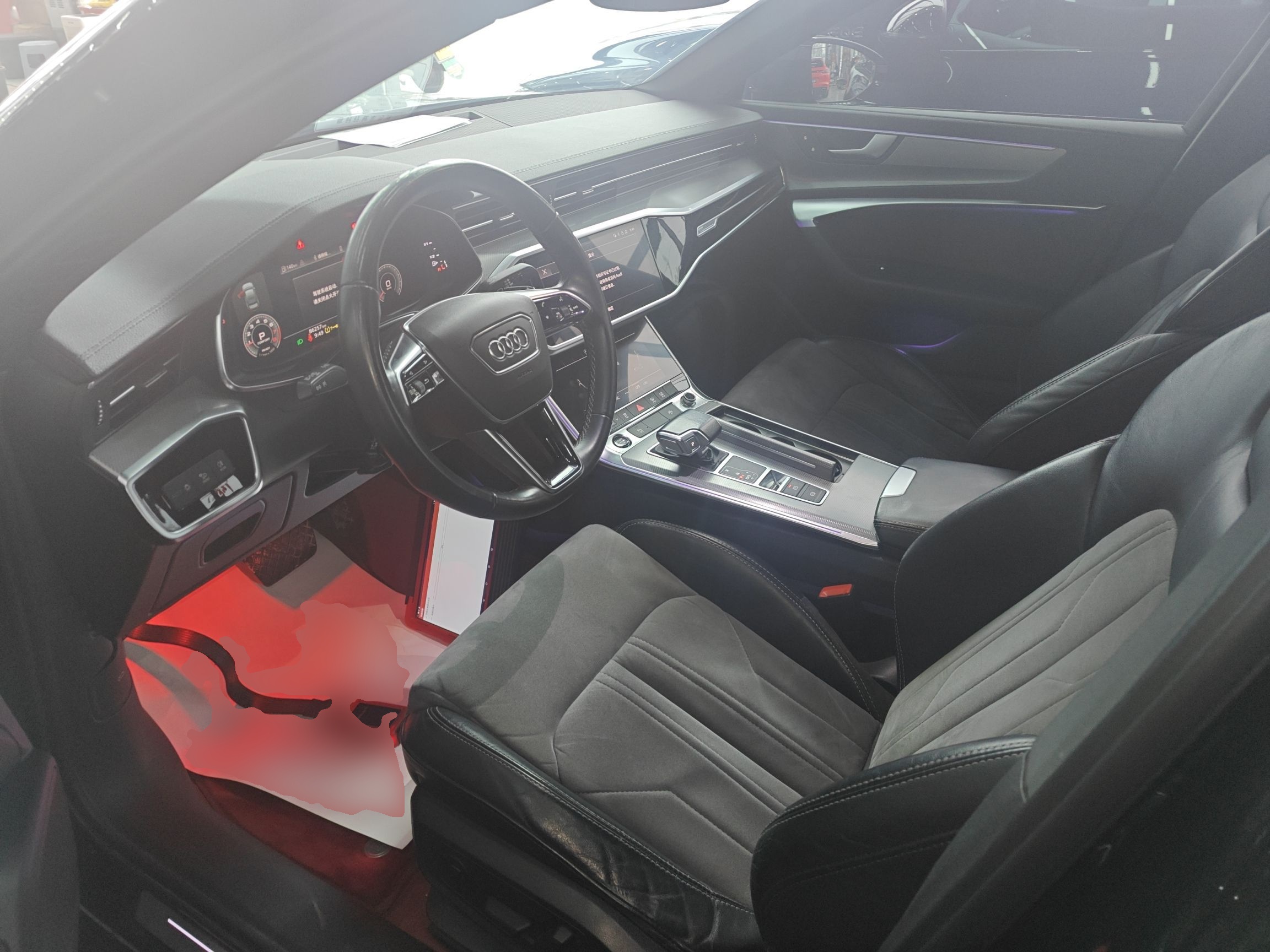 المقاعد الأمامية داخل السيارة