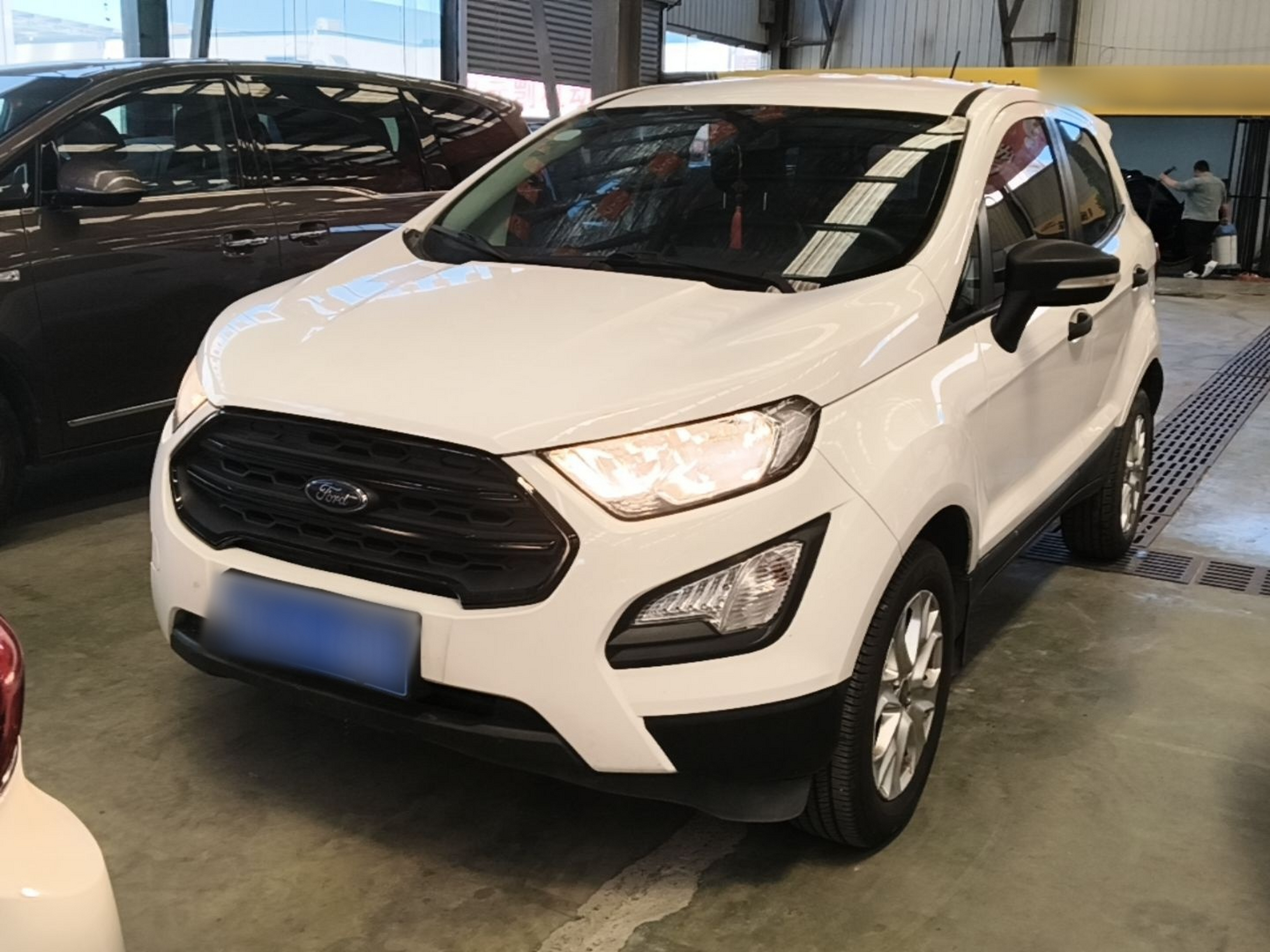 Под передней частью автомобиля