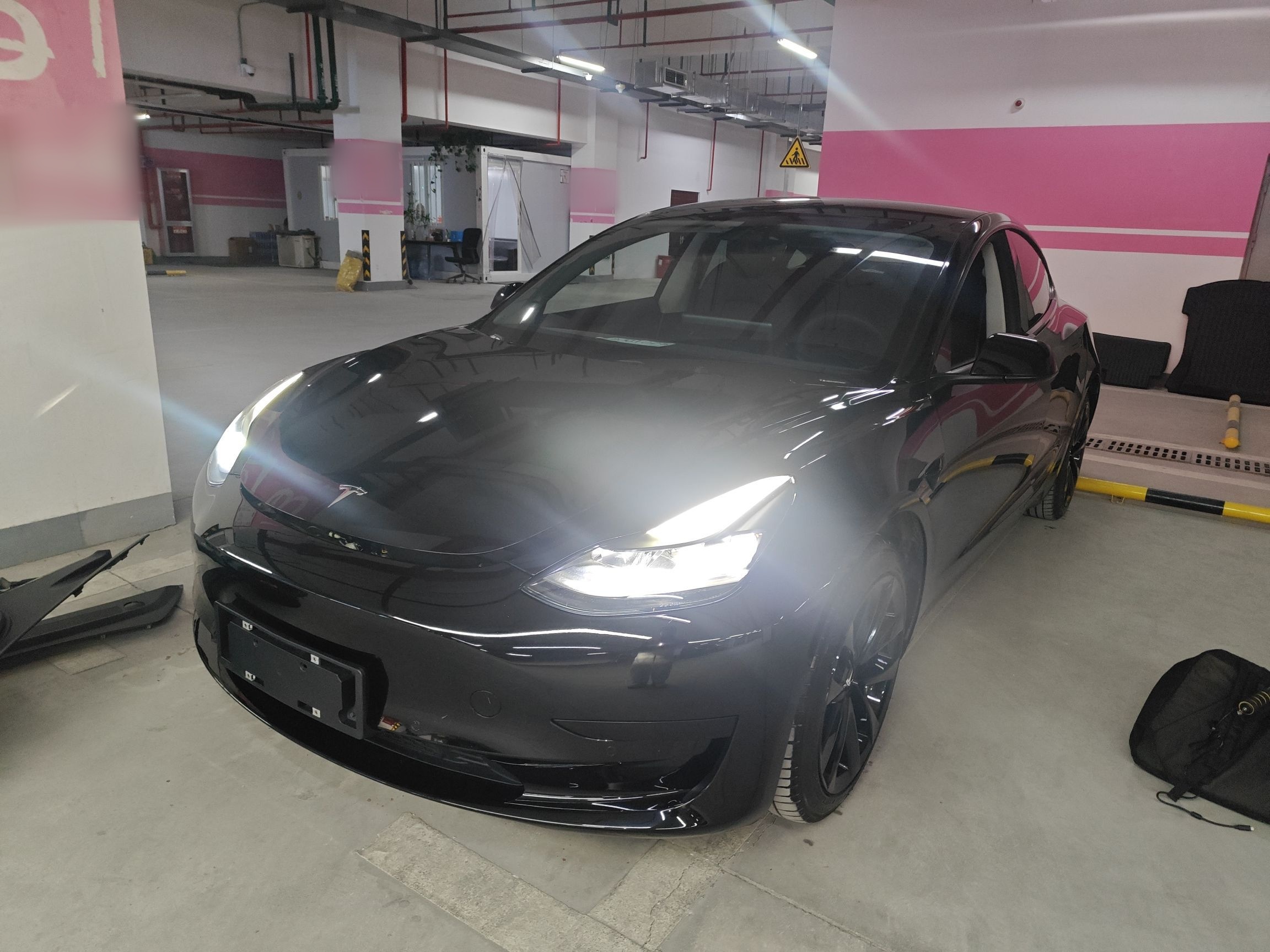 تحت مقدمة السيارة