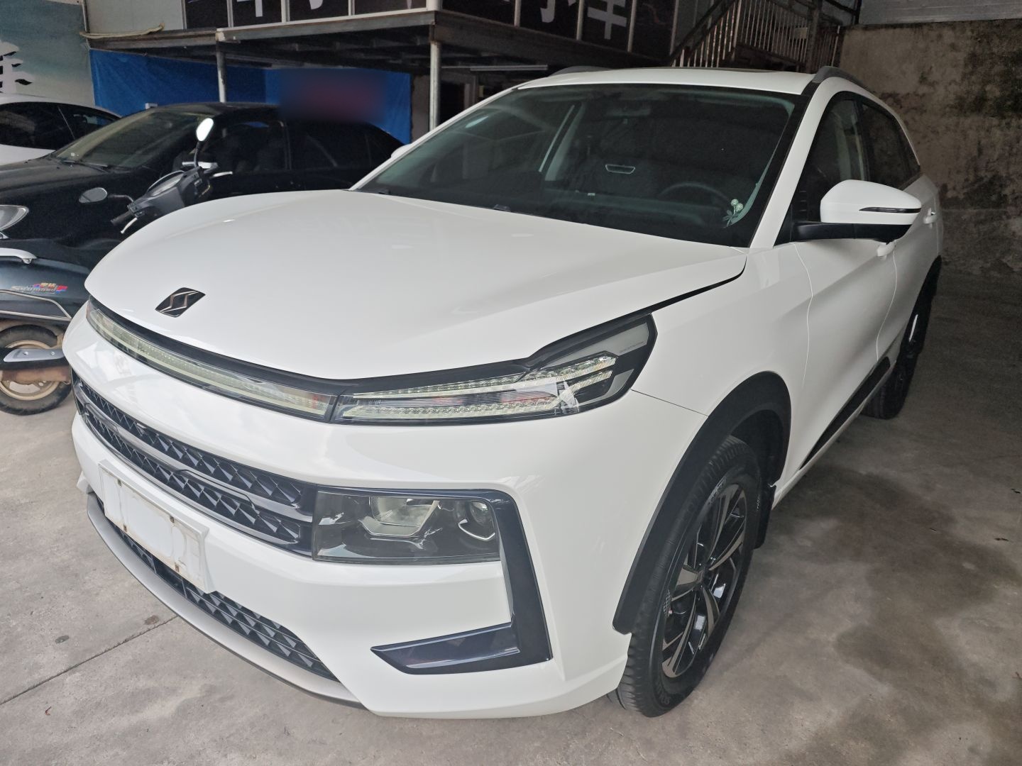 تحت مقدمة السيارة