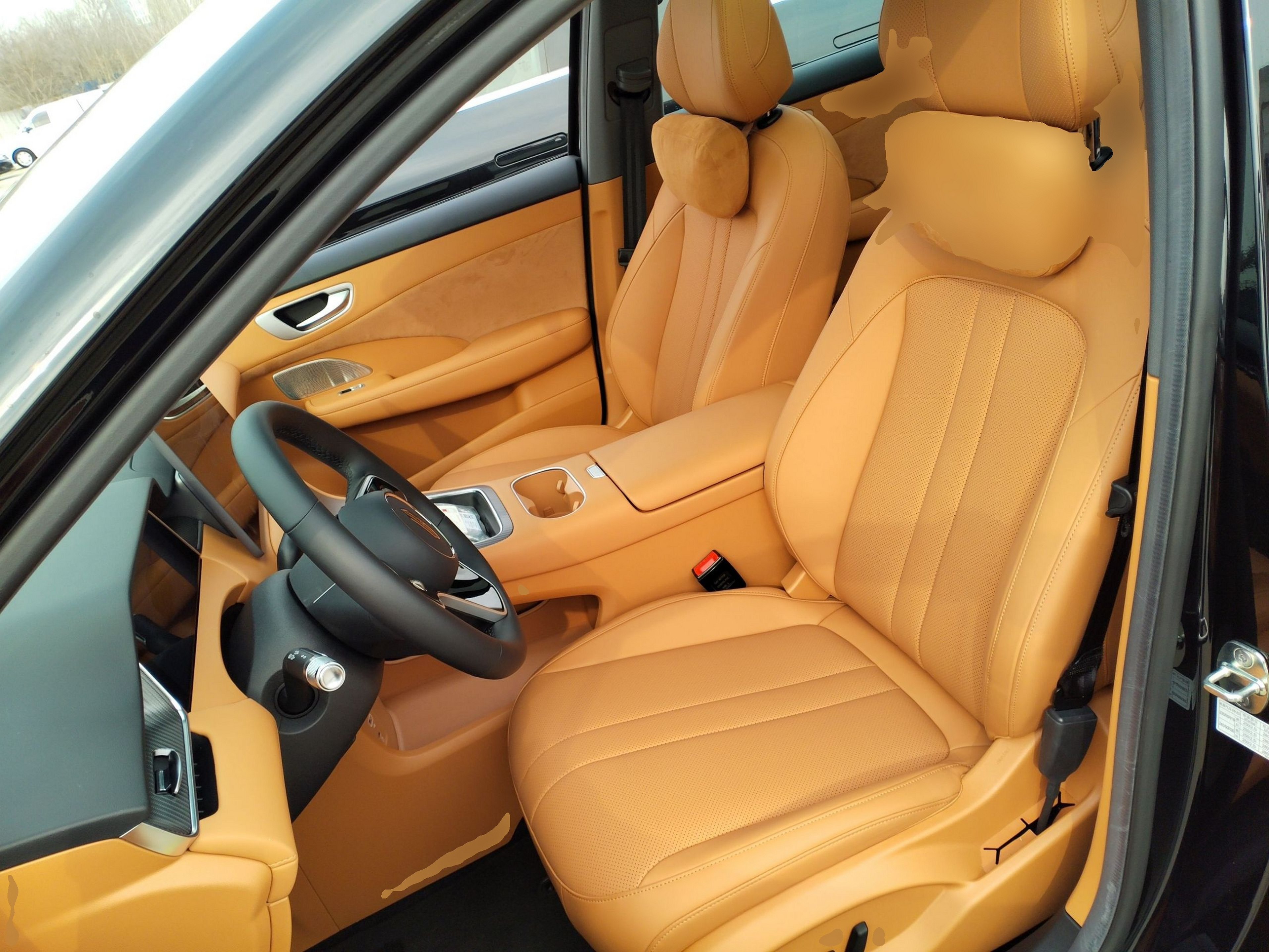 المقاعد الأمامية داخل السيارة