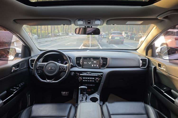 Used Kia KX5 2017 1.6T Automatic Two-Wheel Drive 15th Anniversary Special Edition DLX Interior 4