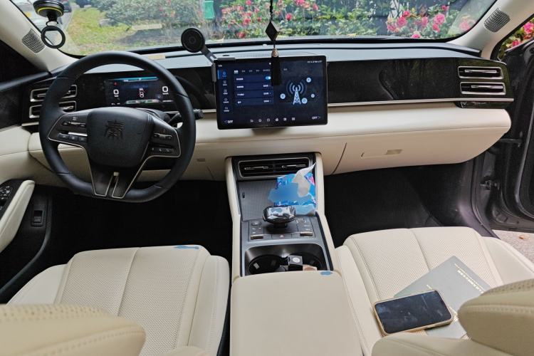 Used BYD Qin L 2024 DM-i 120KM Beyond Model Center Console