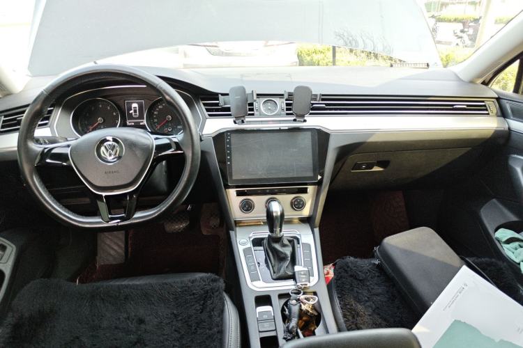 Used Volkswagen Magotan 2017 280TSI DSG Comfort Model Center Console