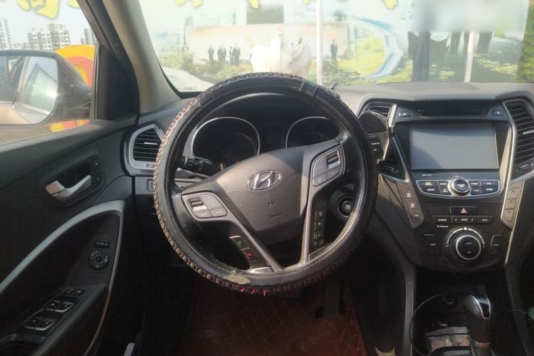 Used Hyundai Santa Fe 2013 Revised Version 2.4L Automatic All-Wheel Drive Luxury Trim Steering Wheel