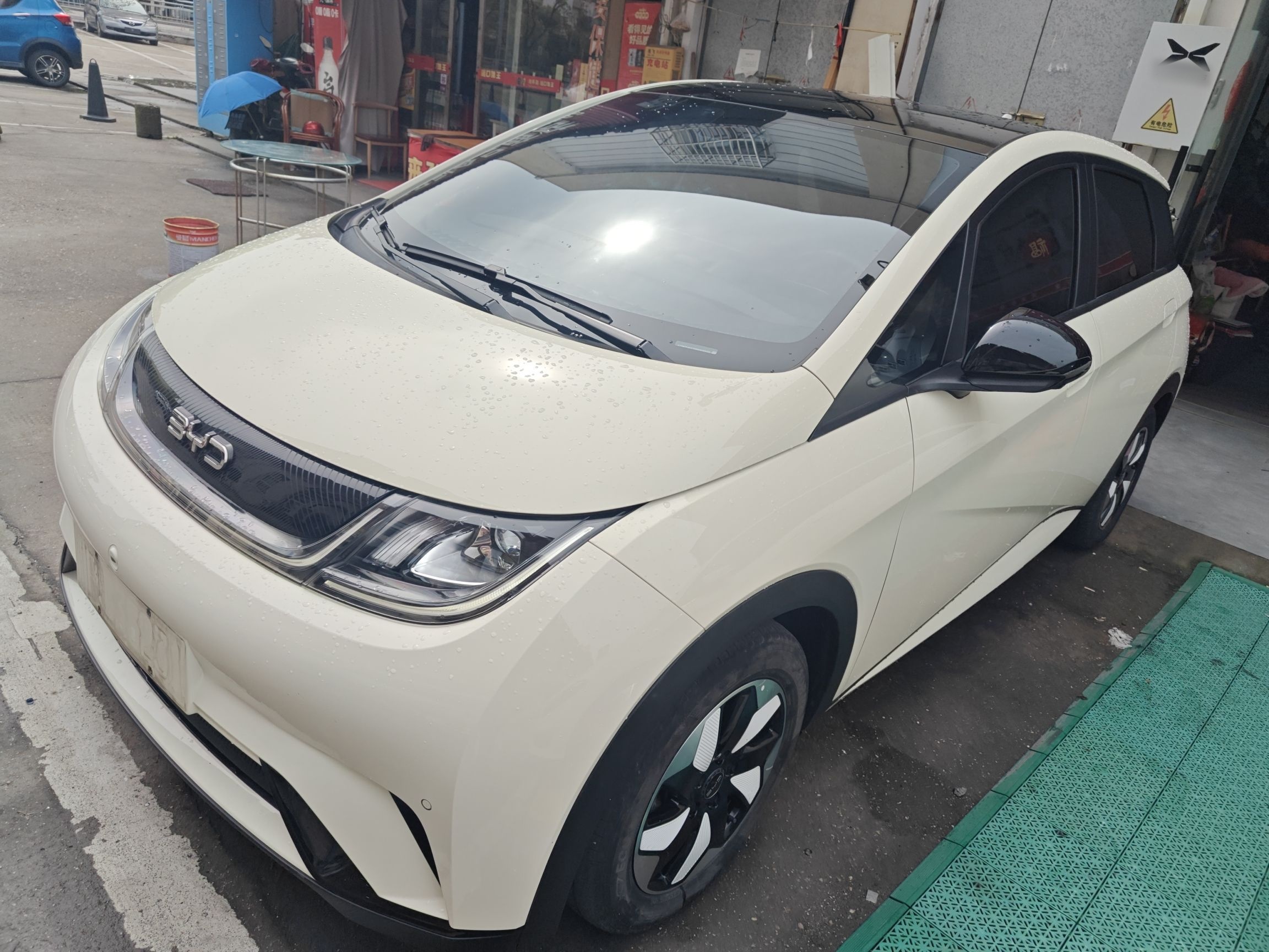 تحت مقدمة السيارة