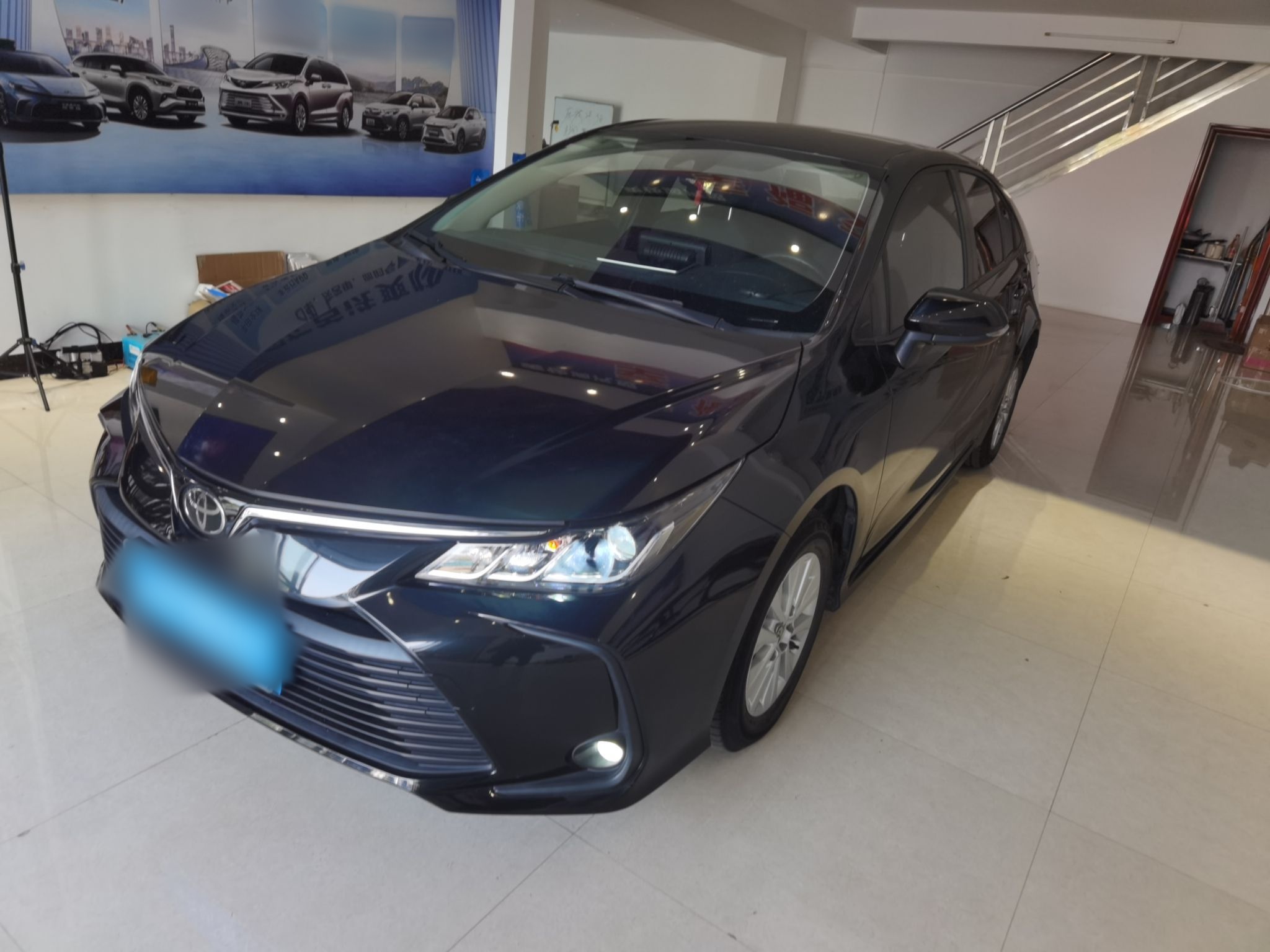 تحت مقدمة السيارة