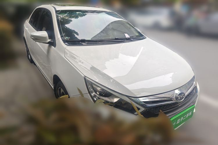 Used BYD Qin New Energy 2015 1.5T Dual-Crown Flagship Plus Edition Front Right 45 Deg