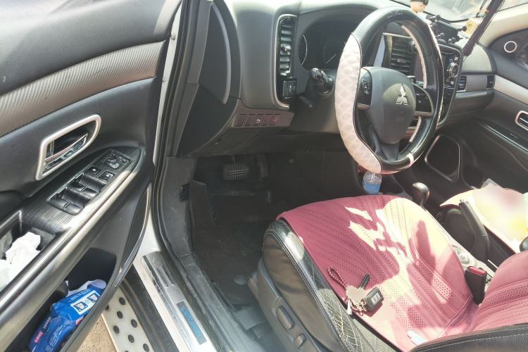 Used Mitsubishi Outlander 2014 2.4L 4x4 Deluxe Value Edition 5 Seats Driver Seat