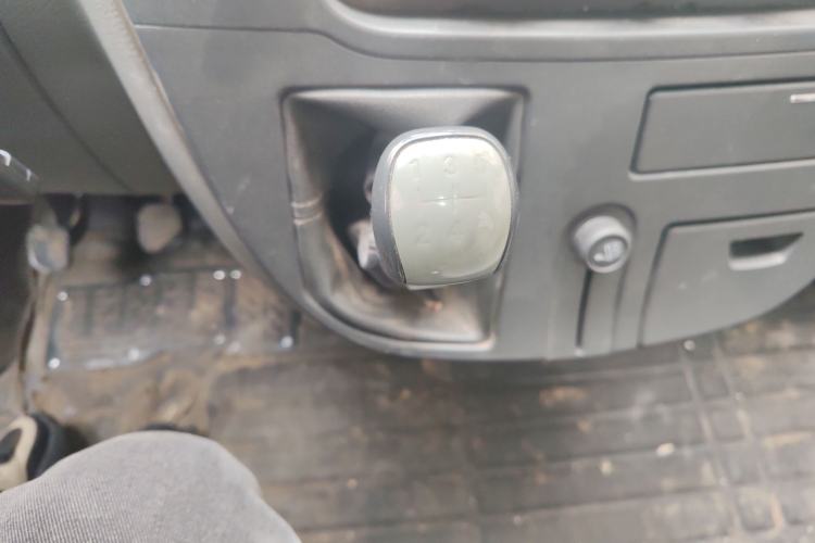 Used SAIC MAXUS Xintu V80 2016 2.5T Manual Aoyuntong National IV Short Wheelbase Mid-Roof 6-Seater Gear Lever