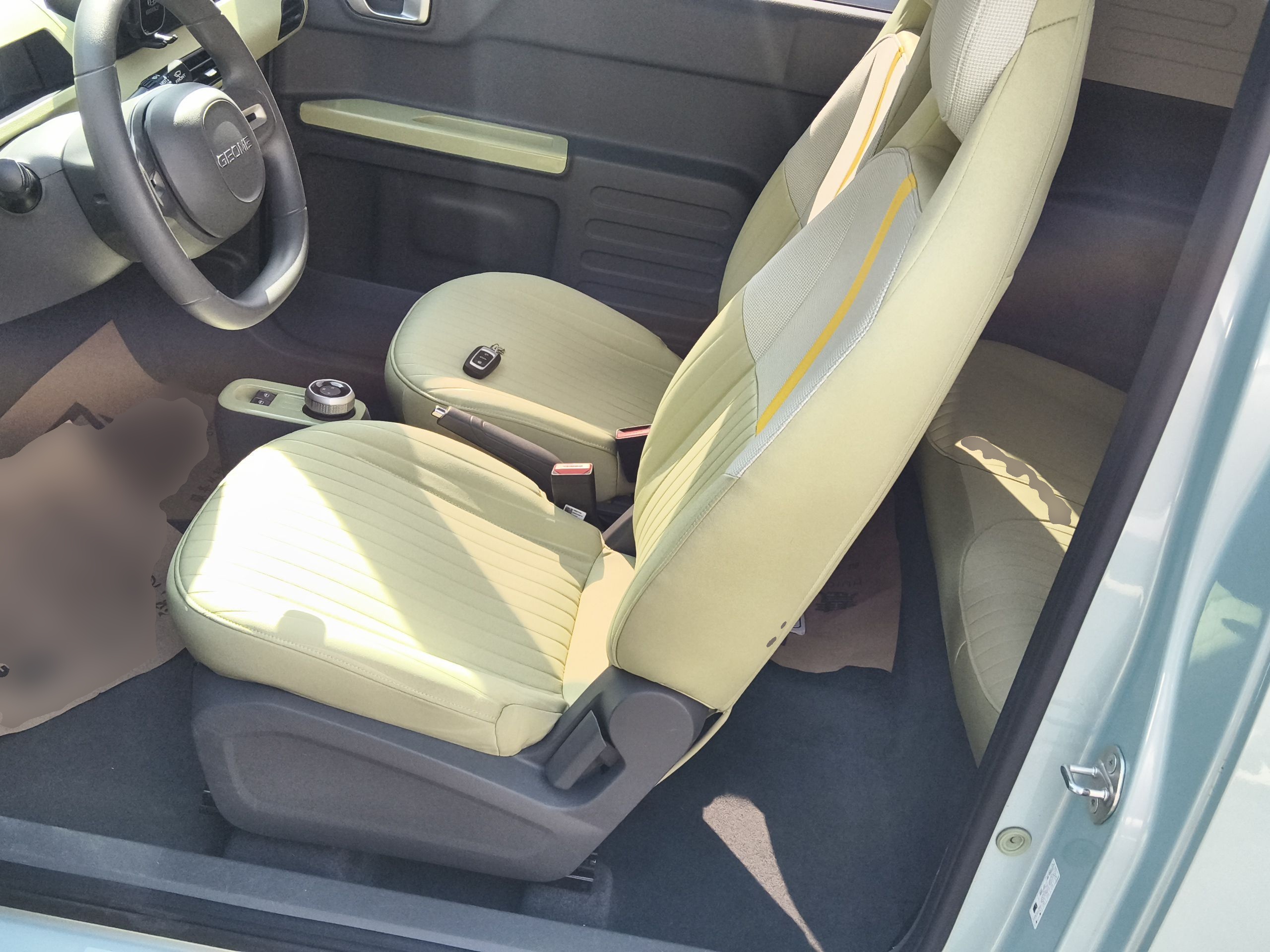 المقاعد الأمامية داخل السيارة