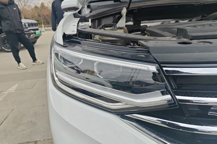 Used Volkswagen Tiguan L 2023 380TSI Automatic All-Wheel Drive R-Line Enhanced 7-Seater Right Front Headlight