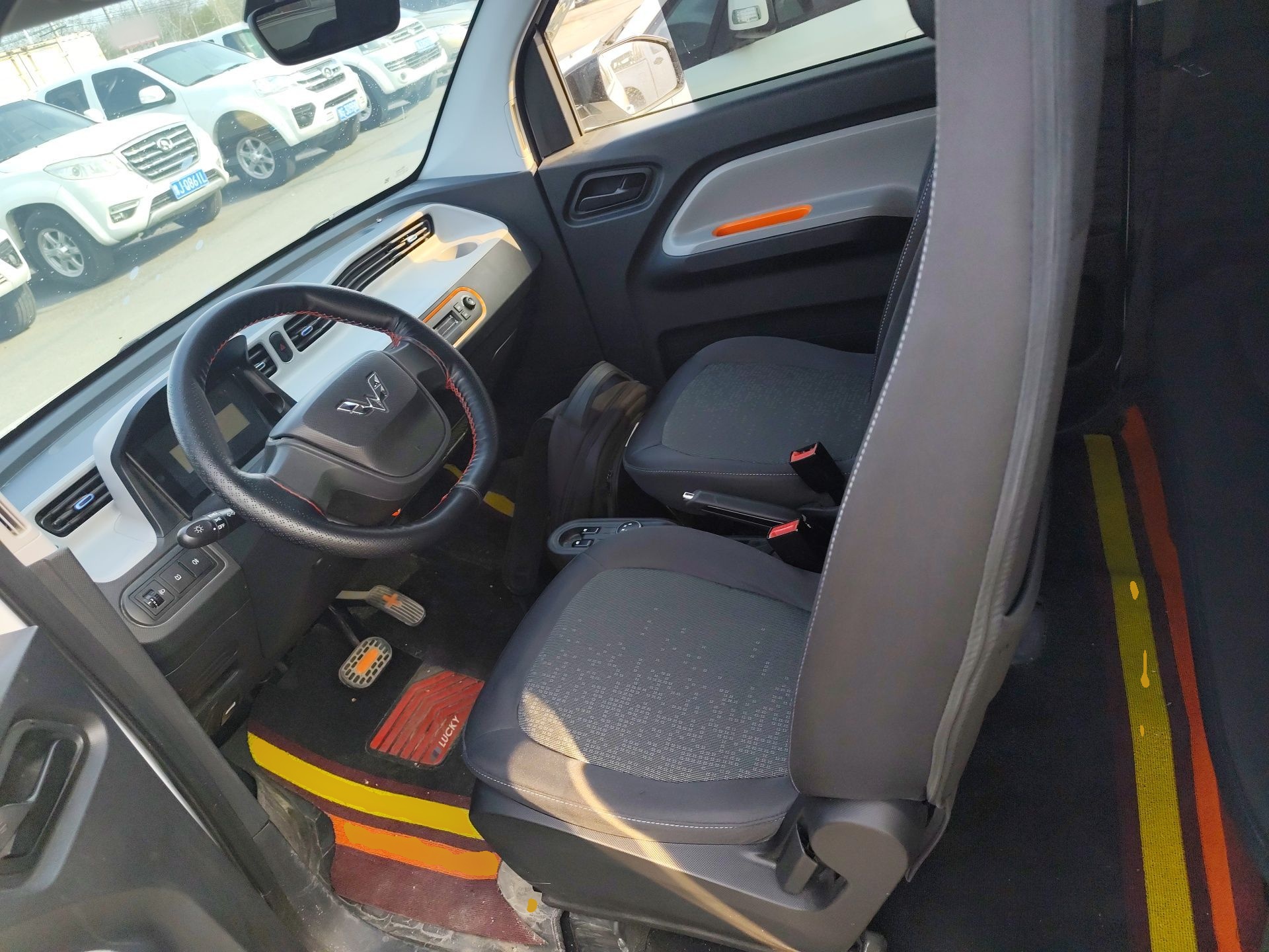 المقاعد الأمامية داخل السيارة