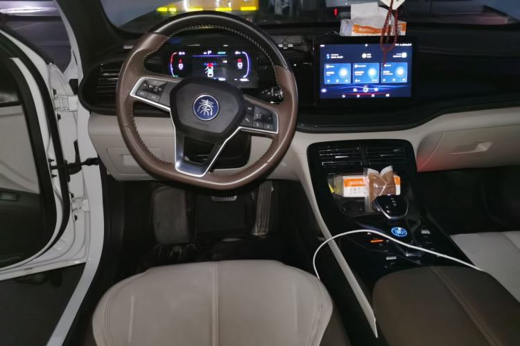 Used BYD Qin PLUS 2024 HONOR Edition DM-i 55KM Leading Model Center Console