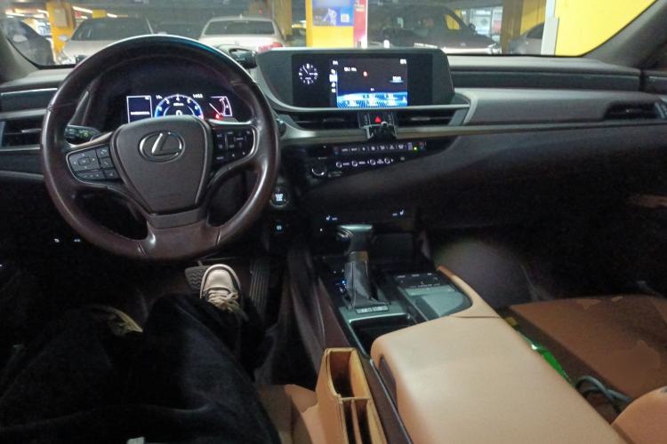 Used Lexus ES 2020 200 Excellence Edition Center Console