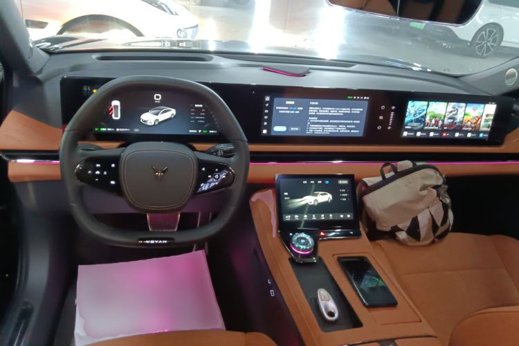 Used VOYAH PASSION 2024 PHEV Four-Wheel Drive Ultra-Long Range Flagship Model Center Console