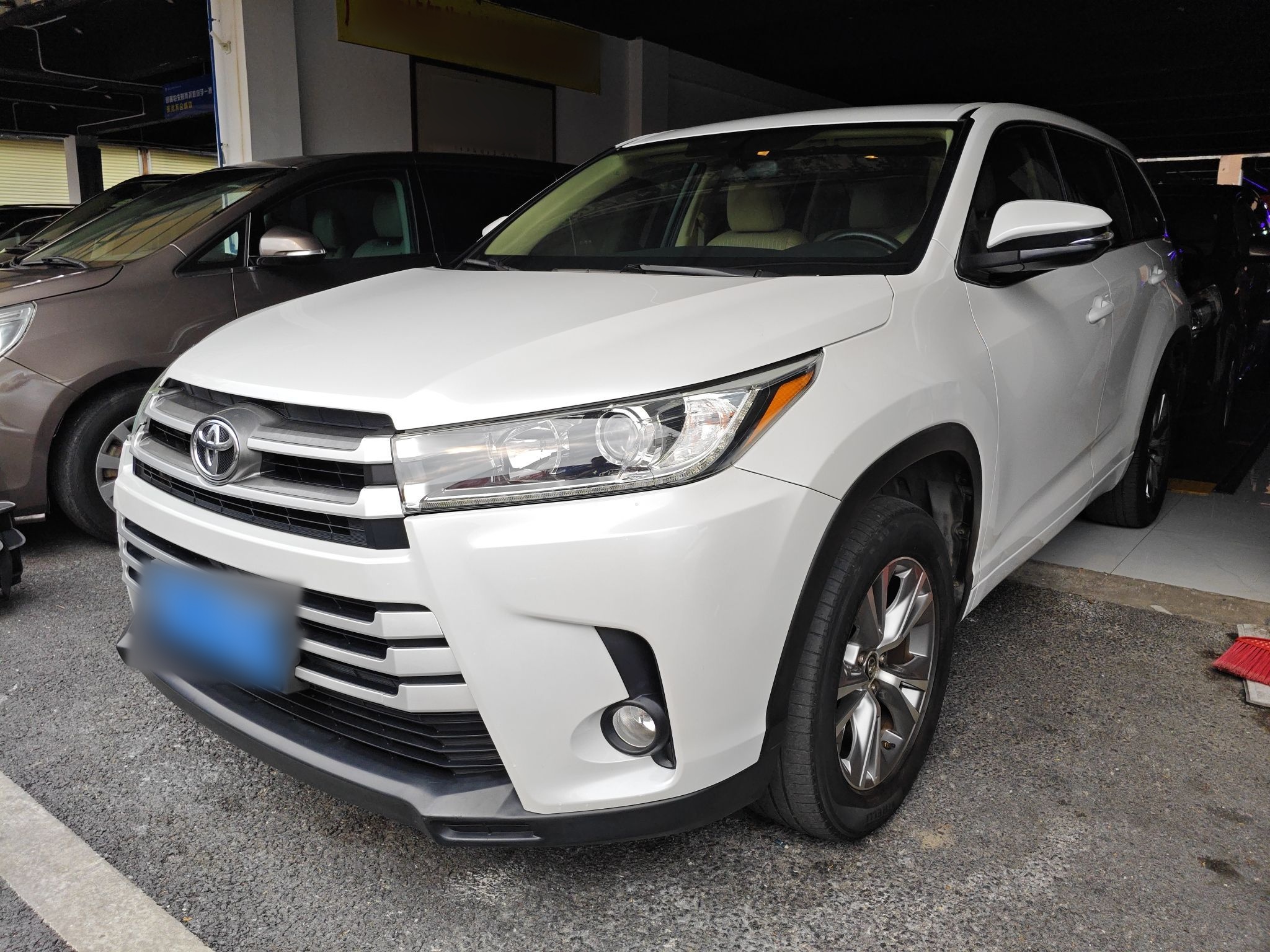 تحت مقدمة السيارة