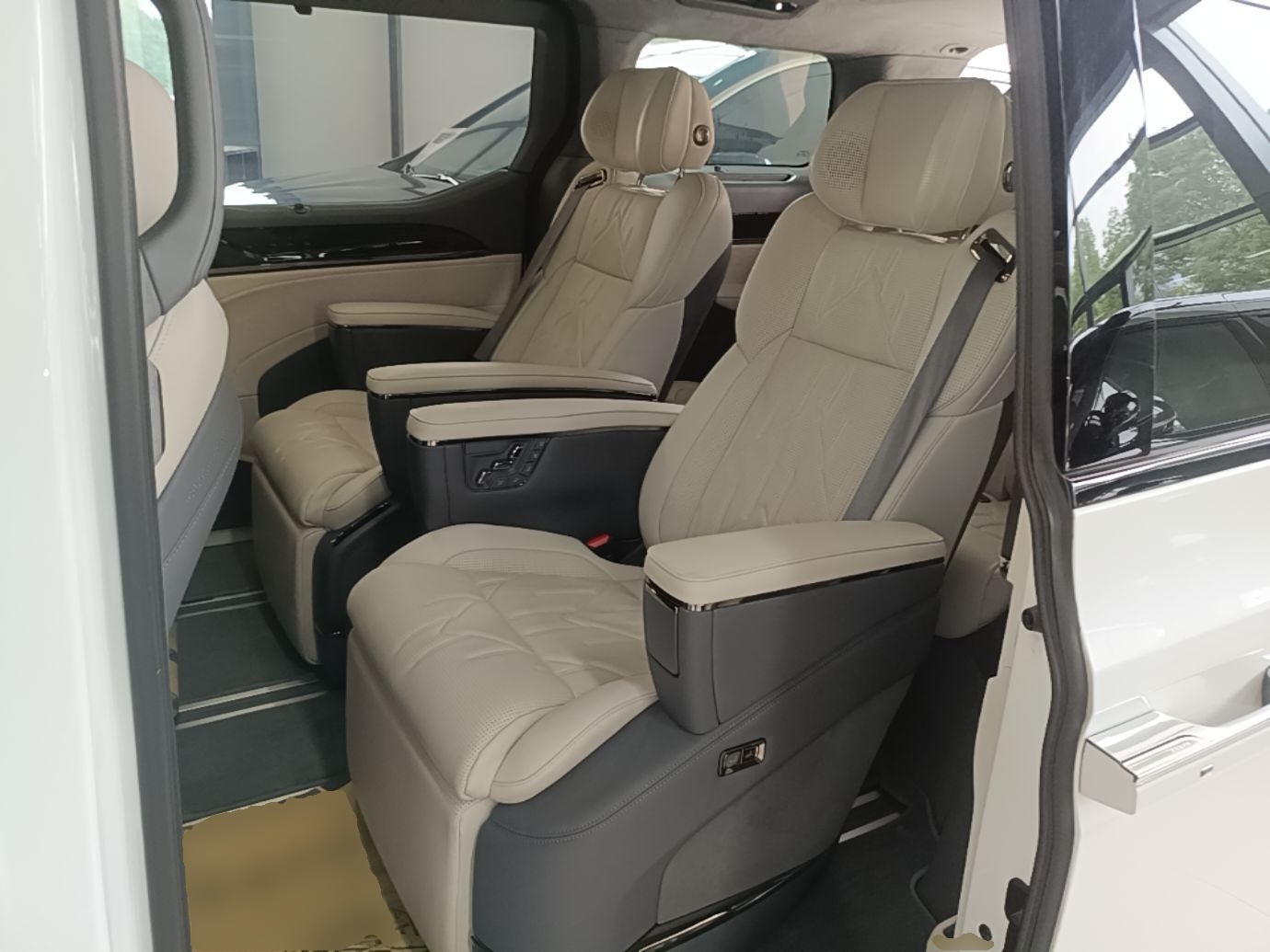Zeekr 009 2024 7-Seater Walk-Through Version Four-Wheel Drive 108 kWh — снимка 20