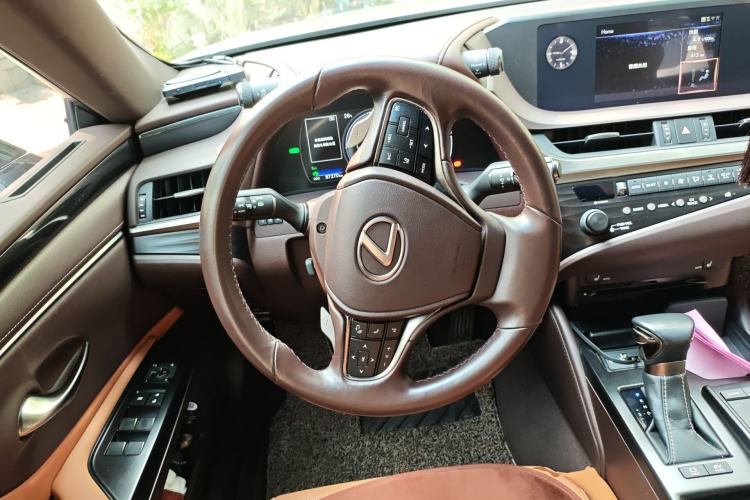 Used Lexus ES 2020 300h Premier Edition
