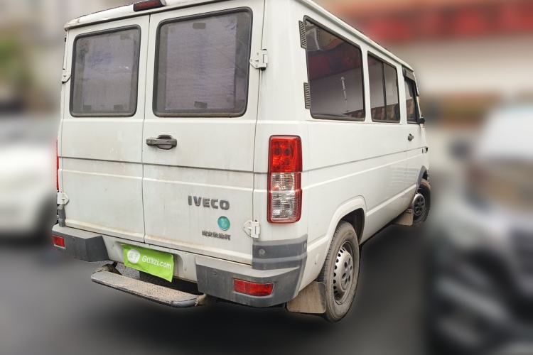Used Iveco Daily 2021 2.5T A35 M1 Passenger Van 5-9 Seats Short Wheelbase Low Roof Single Tire Manual Doors
