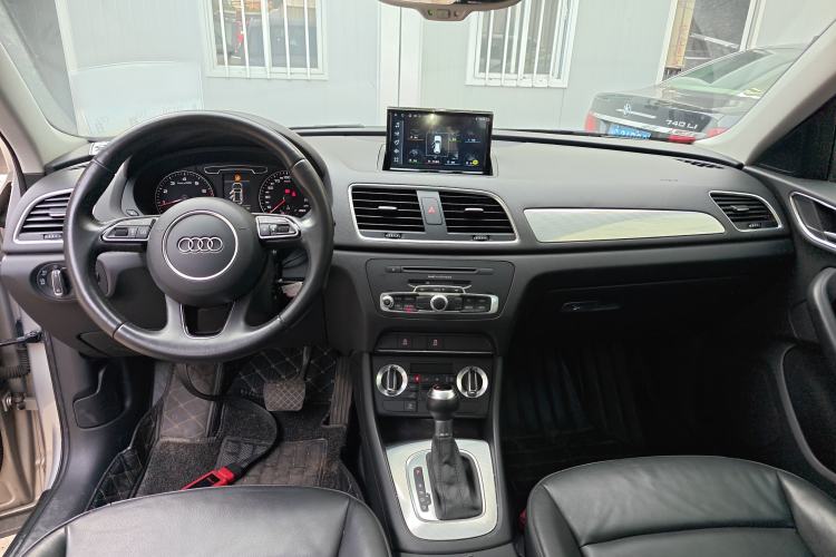 Used Audi Q3 2015 30 TFSI Comfort Model Center Console