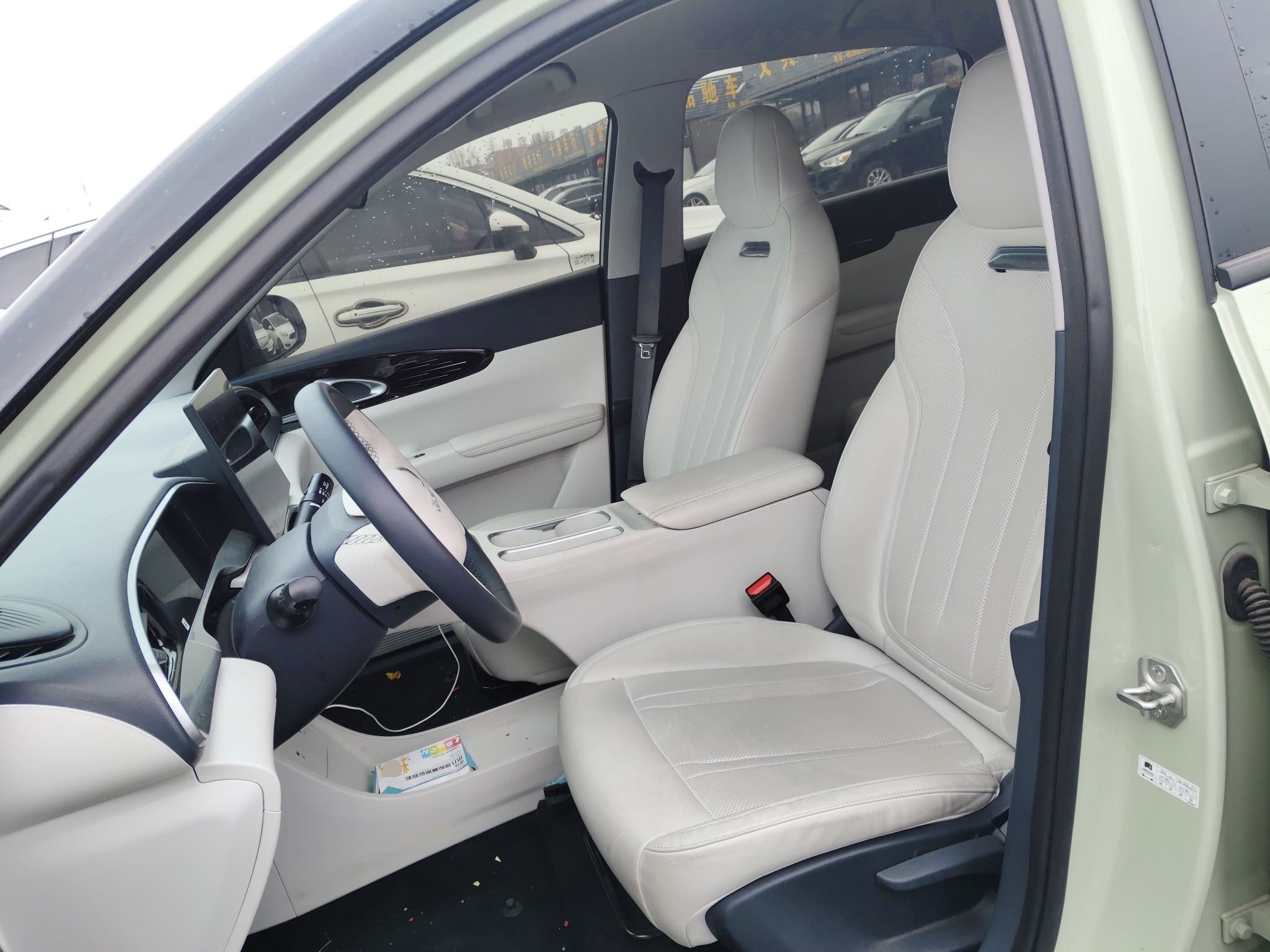 المقاعد الأمامية داخل السيارة