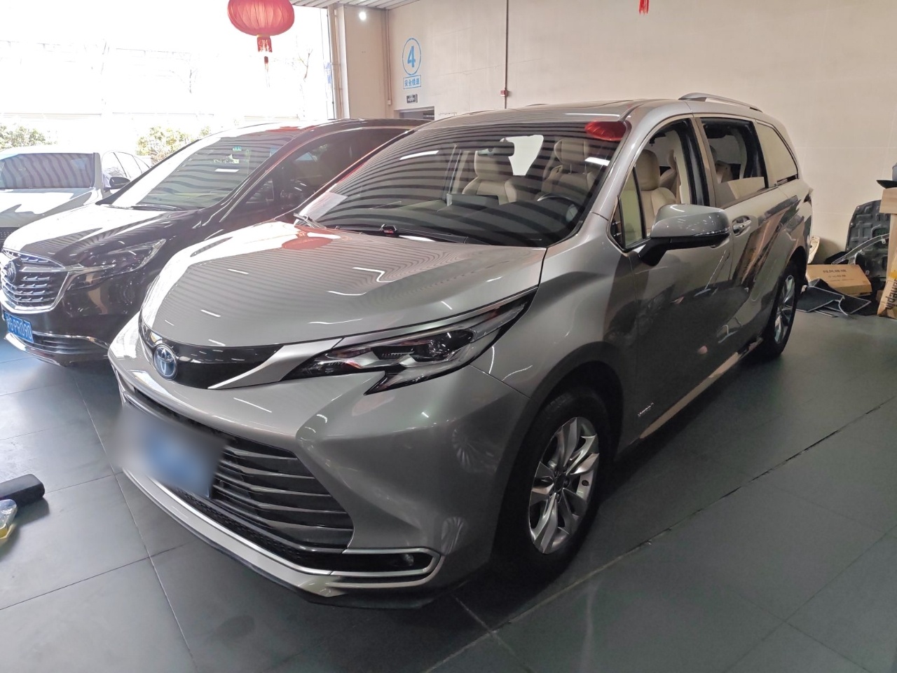 تحت مقدمة السيارة