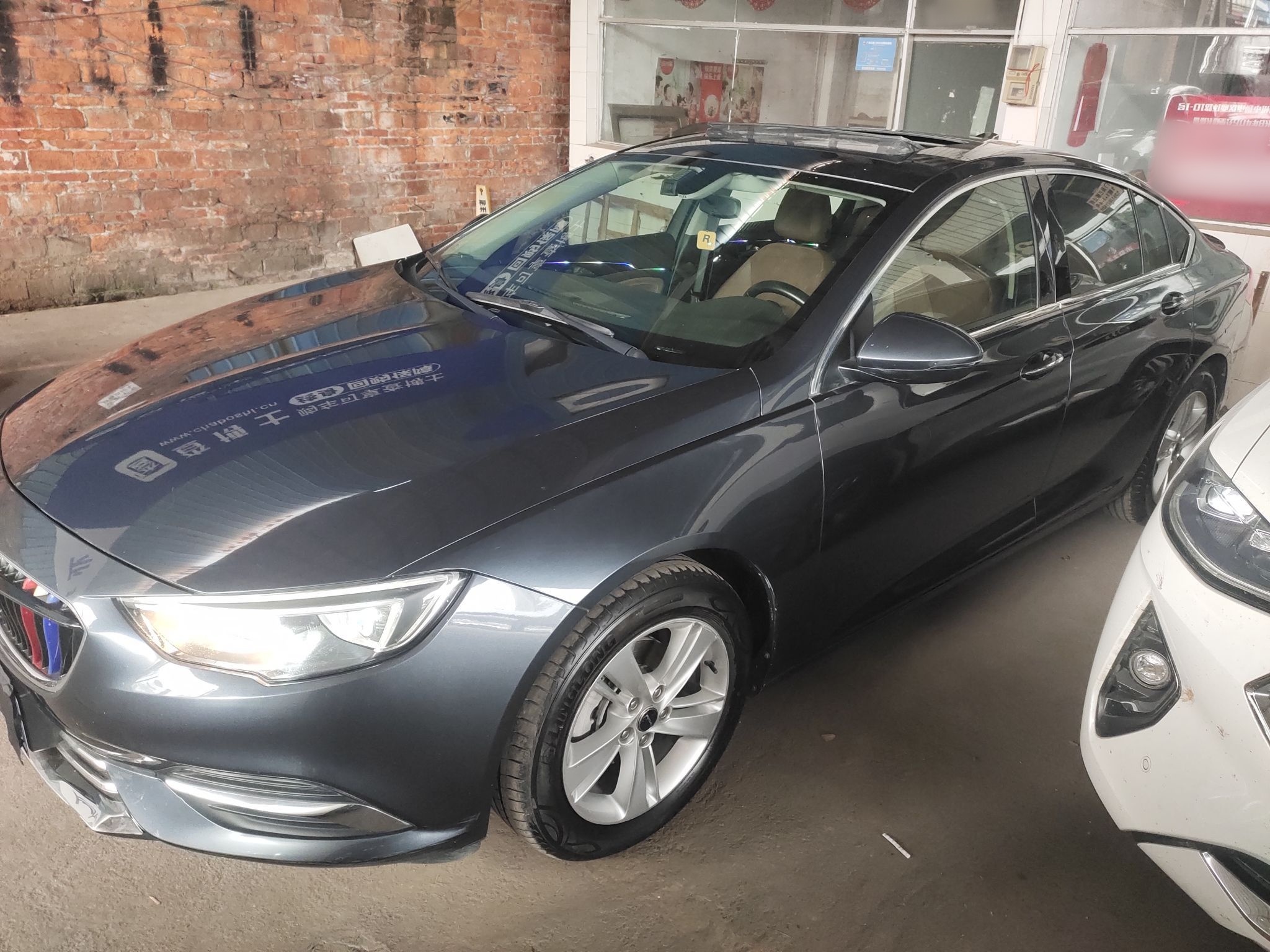 Под передней частью автомобиля