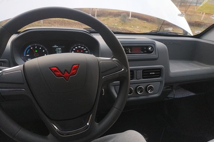 Used Wuling Yangguang 2024 300KM Comfort Version Passenger Van 75kW