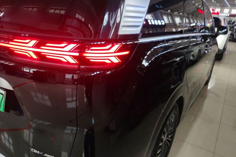 Used Denza D9 2024 DM-i 980 Four-Wheel Drive Prestige Model Right Rear Taillight