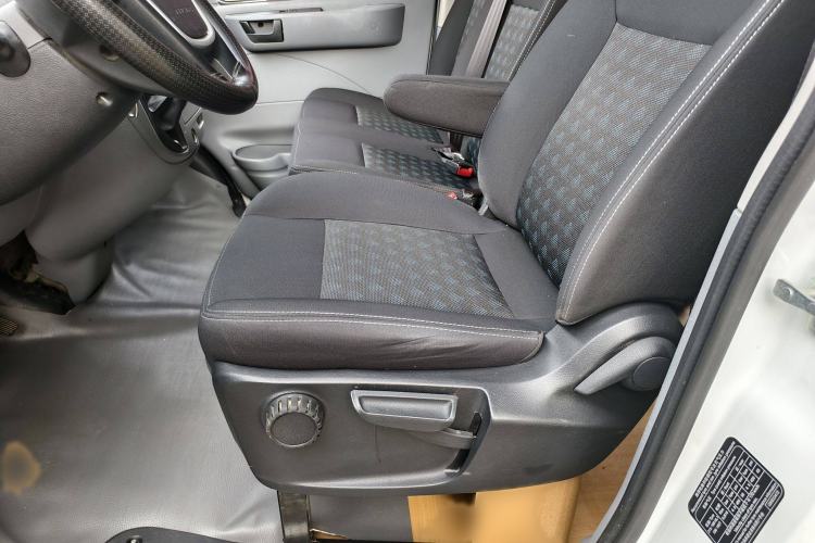 Used SAIC MAXUS Xintu V80 2018 2.5T 6-speed manual Aoyuntong short-wheelbase ultra-low roof 5- or 6-seat model Interior 2