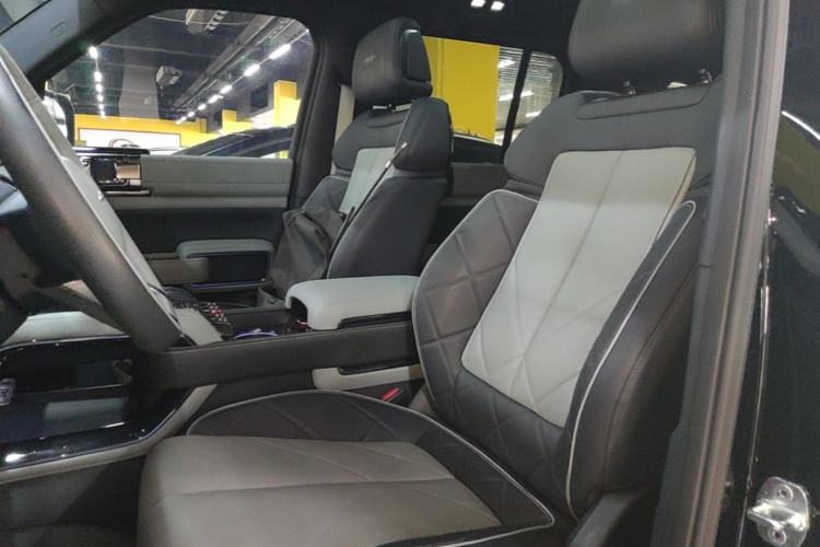 Used Formula Leopard 5 2023 Navigator Edition Left Front Seat