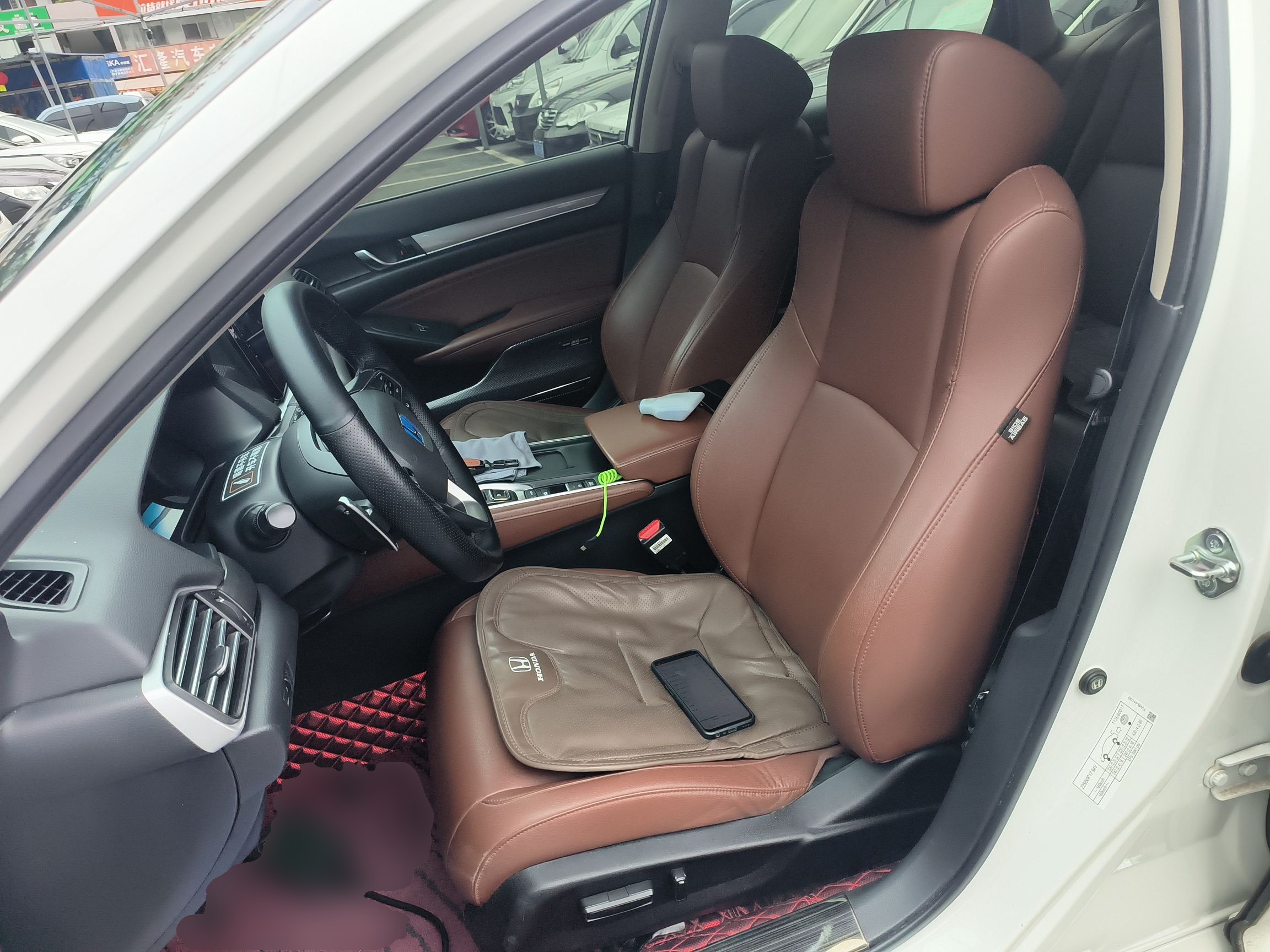 المقاعد الأمامية داخل السيارة