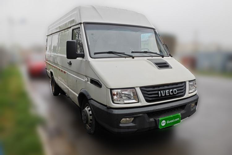 Used Iveco Daily 2021 2.8T V40 VAN厢式 Cargo Van 3-Seater Long Wheelbase Mid-Roof Design Dual Tires Manual Door Front Right 45 Deg